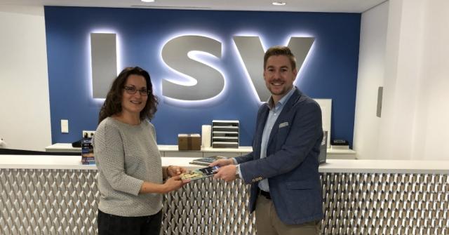 Bild: Bücherübergabe