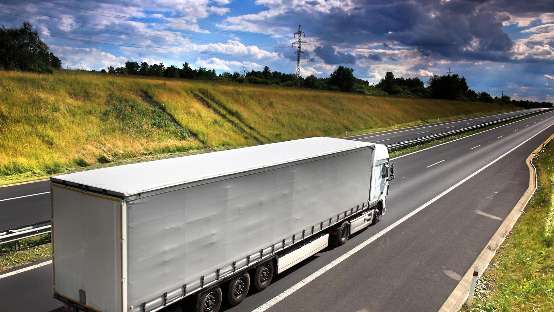 L'image montre un camion, pour l'acier surmoulé produit pour l'industrie des véhicules utilitaires