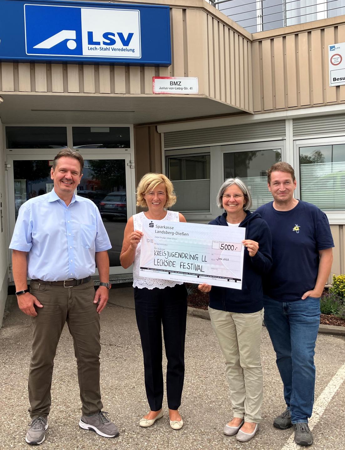 Das Bild zeigt die Spendenübergabe der LSV an den Kreisjugendring Landsberg